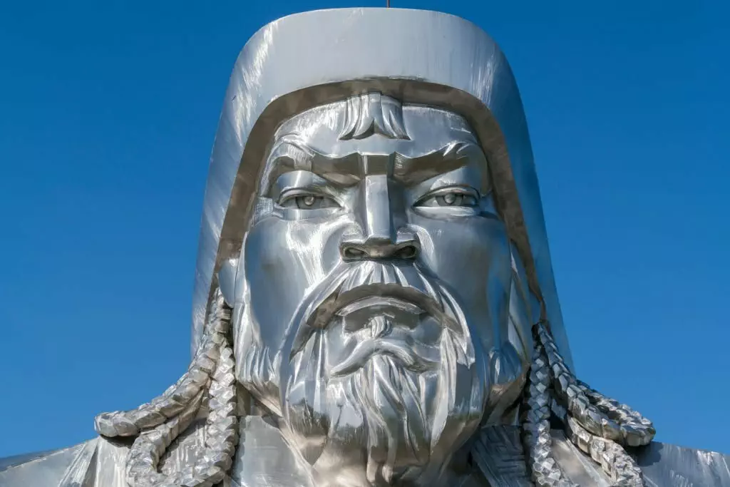 How tall was Genghis Khan